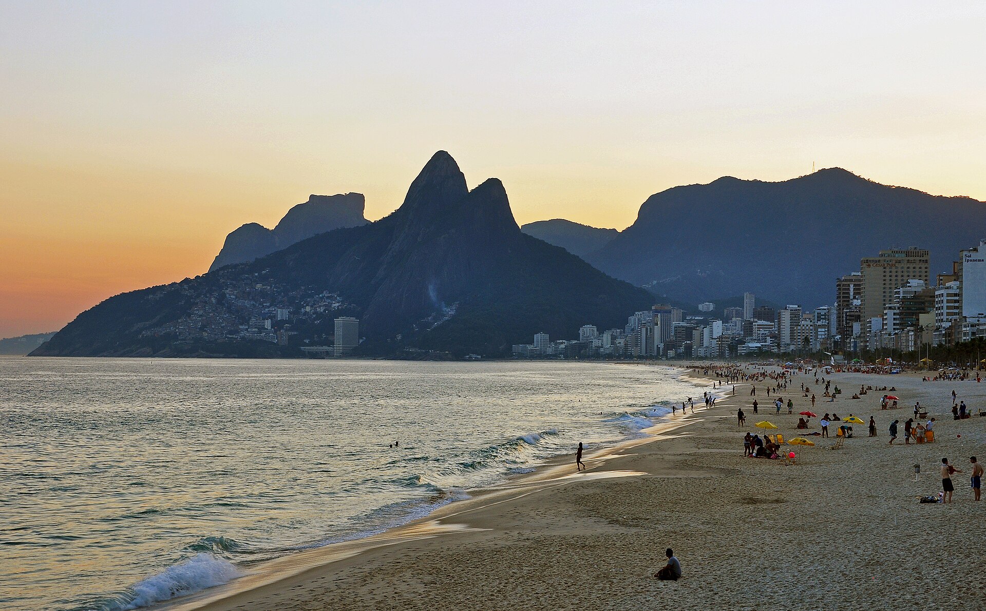 Atardecer en Ipanema, con el mar y los morros de Río de Janeiro
